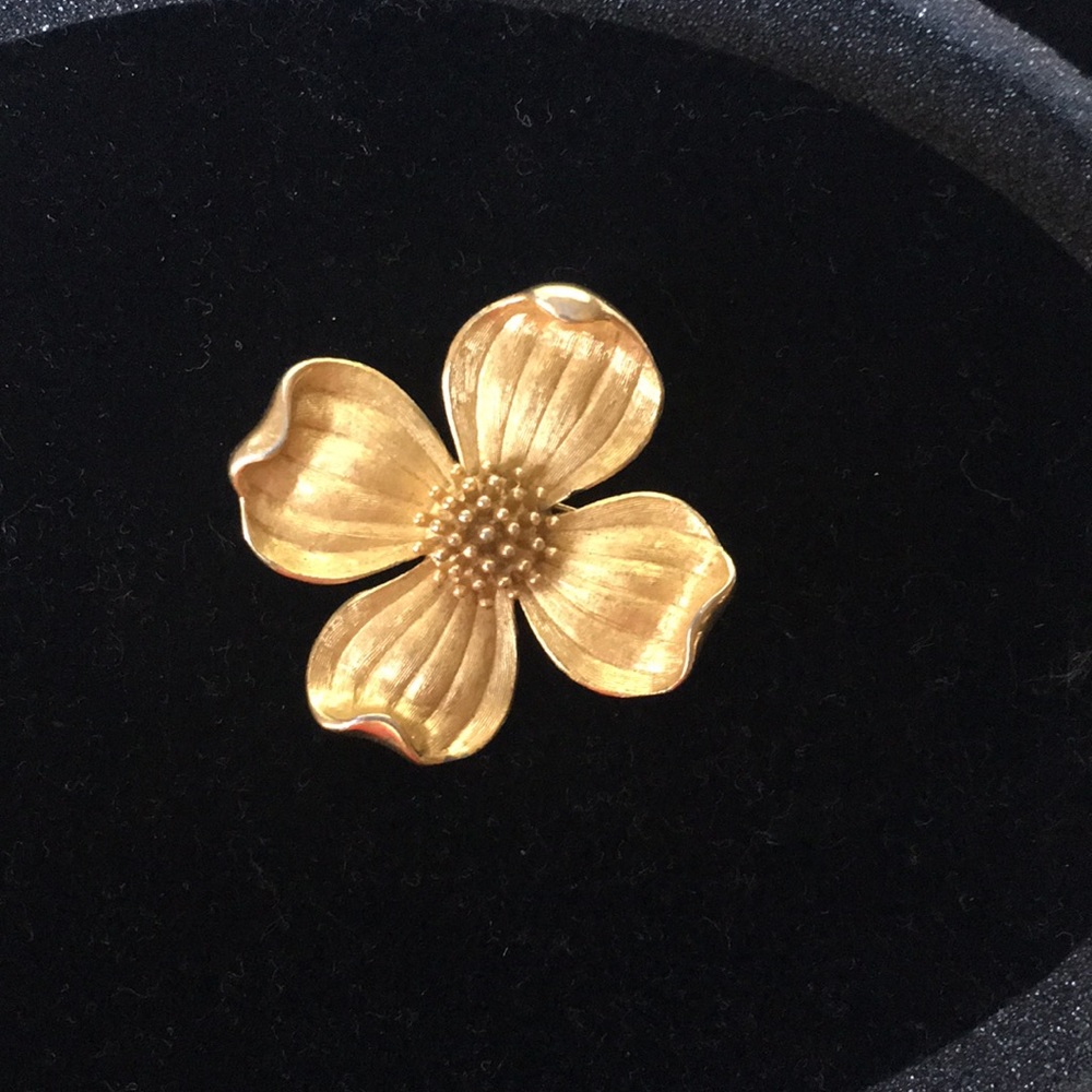 COPY - COPY - Vintage Trifari flower brooch
